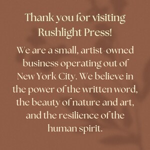 K&ouml;nnte beinhalten: Ein Textbild mit braunem Hintergrund und wei&szlig;em Text. Der Text lautet: "Vielen Dank f&uuml;r Ihren Besuch bei Rushlight Press! Wir sind ein kleines, k&uuml;nstlerisch gef&uuml;hrtes Unternehmen mit Sitz in New York City. Wir glauben an die Kraft des geschriebenen Wortes, die Sch&ouml;nheit der Natur und der Kunst und die Widerstandsf&auml;higkeit des menschlichen Geistes."