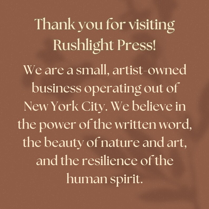K&ouml;nnte beinhalten: Ein Textbild mit braunem Hintergrund und wei&szlig;em Text. Der Text lautet: "Vielen Dank f&uuml;r Ihren Besuch bei Rushlight Press! Wir sind ein kleines, k&uuml;nstlerisch gef&uuml;hrtes Unternehmen mit Sitz in New York City. Wir glauben an die Kraft des geschriebenen Wortes, die Sch&ouml;nheit der Natur und der Kunst und die Widerstandsf&auml;higkeit des menschlichen Geistes."
