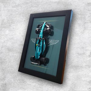 アストンマーティン F1 3Dカーポスター | 象徴的なF1チームのウォールアート | 彼への素敵なギフト | ユニークな額入りアートワーク | モータースポーツホームデコレーション
