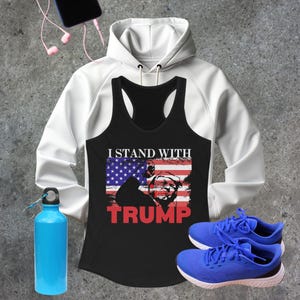 Sto con la canotta da donna Trump Racerback, Trump Shooting Tee, Trump Fist Pump Tee, Trump Rally, Presidente Trump, Trump 2024, Trump Shot Tee