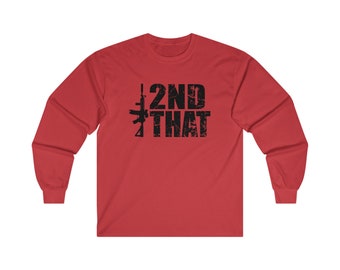 Puede incluir: Camiseta roja de manga larga con el texto "2ND THAT" en letras negras desgastadas, acompañada de un gráfico de rifle negro. La camiseta es de color rojo liso.