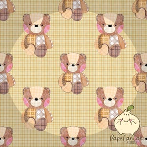 Puede incluir: Un patrón sin costuras con osos de peluche marrones de patchwork con mejillas rosadas sobre un fondo a cuadros beige y marrón. El patrón incluye el texto "Papa Cancan Studio".