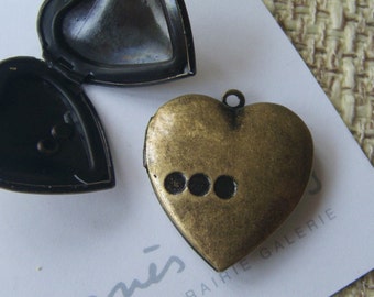 HEART LOCKET 25x25 mm (in antique brass) Code 240