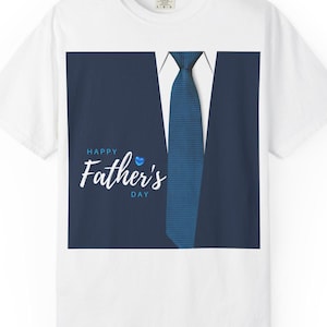 Happy Father's Day Tee - Perfektes Geschenk für Papa, Stiefvater oder Opa - Tolles Geburtstagsgeschenk für Paare Unisex Garment-Dyed T-Shirt