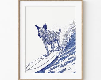 Può includere: Illustrazione a penna e inchiostro blu e bianca di un cane che fa surf su una tavola da surf. Il cane è raffigurato con un lavoro a linee dettagliato, che cavalca un'onda con spruzzi d'acqua. L'opera è incorniciata in una cornice di legno chiaro.
