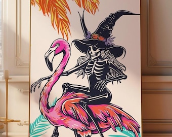 Pode incluir: Uma bruxa esqueleto negra usando um chapéu de bruxa preto com uma flor roxa e um cinto marrom monta um flamingo rosa com folhas de palmeira verdes no fundo.