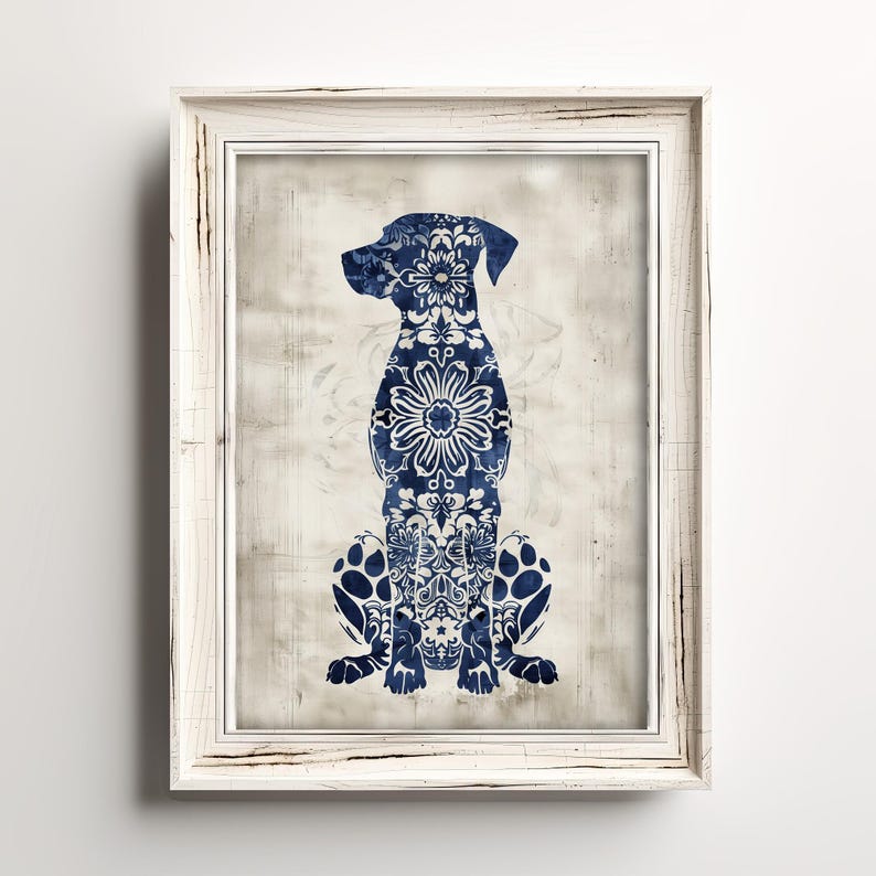 K&ouml;nnte beinhalten: Eine blaue und wei&szlig;e, gemusterte Hundesilhouette in einem wei&szlig;en Rahmen. Der Hund sitzt mit dem Kopf zur Seite gedreht. Der Hintergrund ist hellbeige.
