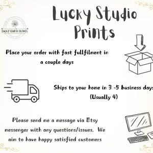 Pu&ograve; includere: Illustrazione in bianco e nero di un camion di consegna, una scatola con una freccia che punta verso il basso e un computer con una tastiera e un mouse. Il testo "Lucky Studio Prints" &egrave; in cima all'immagine. Il testo "Place your order with fast fulfillment in a couple days" &egrave; sotto il testo "Lucky Studio Prints". Il testo "Ships to your home in 3-5 business days (Usually 4)" &egrave; sotto l'illustrazione della scatola. Il testo "Please send me a message via Etsy messenger with any questions/issues. We aim to have happy satisfied customers" &egrave; in fondo all'immagine.