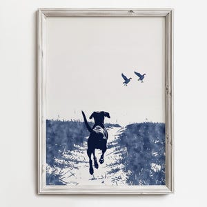 Pode incluir: Impress&atilde;o emoldurada com uma silhueta azul escura de um c&atilde;o correndo em dire&ccedil;&atilde;o a dois p&aacute;ssaros voando. O c&atilde;o corre por um campo de grama azul. A impress&atilde;o tem um fundo branco e uma moldura cinza desgastada.