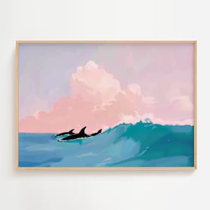 Delfine schwimmen eine Welle | Verträumtes Leben an der Küste | Hübsches Strandbild | Tropischer Ozean Kunst | Pink & Blau Pastell | Küsten Home Wand Dekor