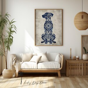 K&ouml;nnte beinhalten: Ein blauer und wei&szlig;er, gemusterter Kunstdruck mit der Silhouette eines Hundes. Der Hund sitzt mit dem Kopf zur Seite gedreht. Der Druck ist auf einem strukturierten Hintergrund.