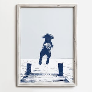 Cockapoo springt erin | Hondenkunst zomermeer | Schattige waterhondprint | Home Wanddecoratie voor hondenliefhebbers | Blauwe kleurenschets | Strandhuisje