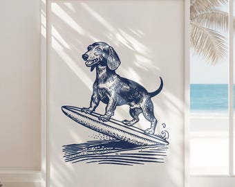 Può includere: Un'illustrazione blu e bianca di un bassotto che fa surf su un'onda. Il cane è in piedi su una tavola da surf con le zampe anteriori sulla tavola e le zampe posteriori nell'acqua. Il cane guarda a destra e ha un'espressione felice sul viso.