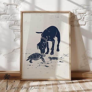 Puede incluir: Una silueta azul de un perro mirando a dos tortugas marinas sobre un fondo blanco. El perro está en el centro de la imagen y las tortugas están en la parte inferior. La imagen está enmarcada en un marco de madera claro.