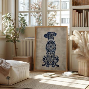 K&ouml;nnte beinhalten: Ein blauer und wei&szlig;er floral gemusterter Hundesilhouetten-Kunstdruck in einem Holzrahmen. Der Druck ist auf einem strukturierten Leinwandhintergrund.