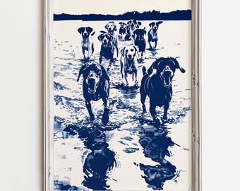 Puede incluir: Una impresión enmarcada que representa un grupo de perros corriendo por el agua. La obra de arte está realizada en tonos azules y blancos, con los perros representados de forma estilizada. La impresión está enmarcada en un marco de madera clara.