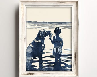 Könnte beinhalten: Ein gerahmter Druck zeigt einen Hund und ein Kind, die sich am Strand ein Eis teilen. Das Kunstwerk ist in Blau- und Weißtönen gehalten, wobei der Hund im Wasser sitzt und das Kind daneben steht. Der Rahmen ist weiß.
