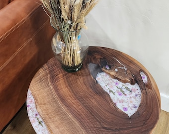 Coffee table made of wood, with inserts of resin and dried flowers.