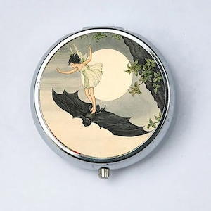 Girl on a Bat Moon Pillendoosje pillendoosje houder goth Art Nouveau sprookje