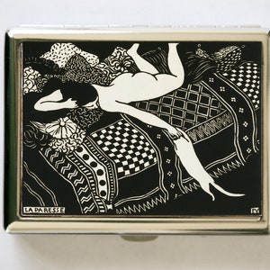 Könnte beinhalten: Eine Schwarzweißillustration einer Person, die auf einem Bett mit einer gemusterten Bettdecke liegt. Das Bild trägt den Titel "La Paresse", was auf Französisch "Faulheit" bedeutet.