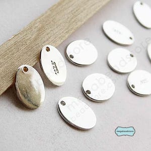 10 piezas de etiquetas pequeñas ovaladas de plata de ley 925 con letras estampadas en blanco de 7,3 x 5,5 mm F399