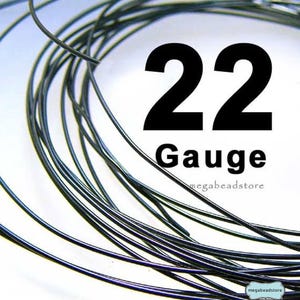 Op de afbeelding: Een close-up van een spoel zwarte 22 gauge draad. De draad is dun en flexibel en is perfect voor het maken van sieraden of andere knutselwerkjes.