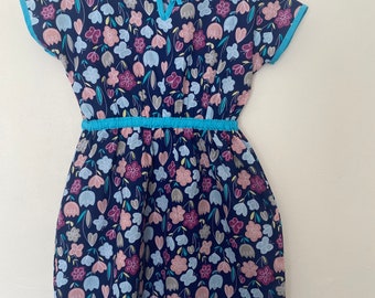 Vestido marino de flores para niña (5-6 años) ideal para un día de verano.