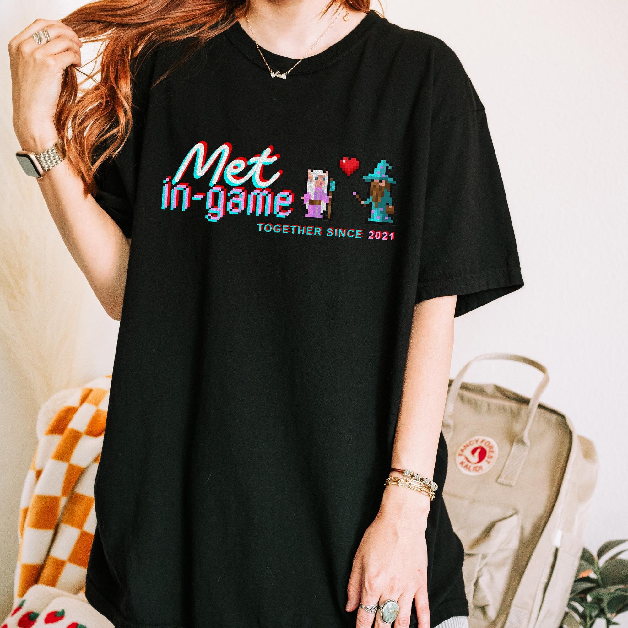 Custom Met In Game T-shirt voor videogamer voor nerdy stel en gamer in relatie gepersonaliseerde verjaardagscadeau shirt gamemerchandise met pixelart