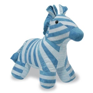 Puede incluir: Un peluche de cebra con rayas azules y blancas. El animal de peluche tiene una cabeza, orejas y cola detalladas. El juguete está diseñado con rayas verticales y un acabado suave y texturizado. Un objeto decorativo encantador o un juguete para niños.