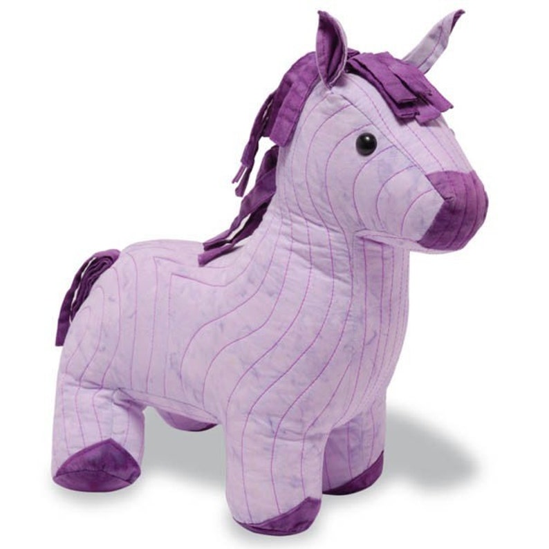 Peut inclure: Un jouet de cheval en tissu matelass&eacute; violet avec une longue crini&egrave;re et une longue queue. Le cheval est fait de tissu doux et a un visage amical.