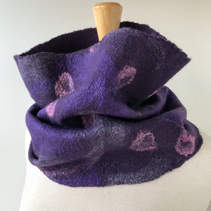 Handgefilzter Schal mit Schalkragen aus Merinowolle Seide