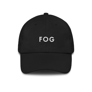 Puede incluir: Gorra de béisbol negra con la palabra "FOG" bordada en blanco. La gorra tiene una visera curva y un cierre de correa ajustable. Un accesorio casual.