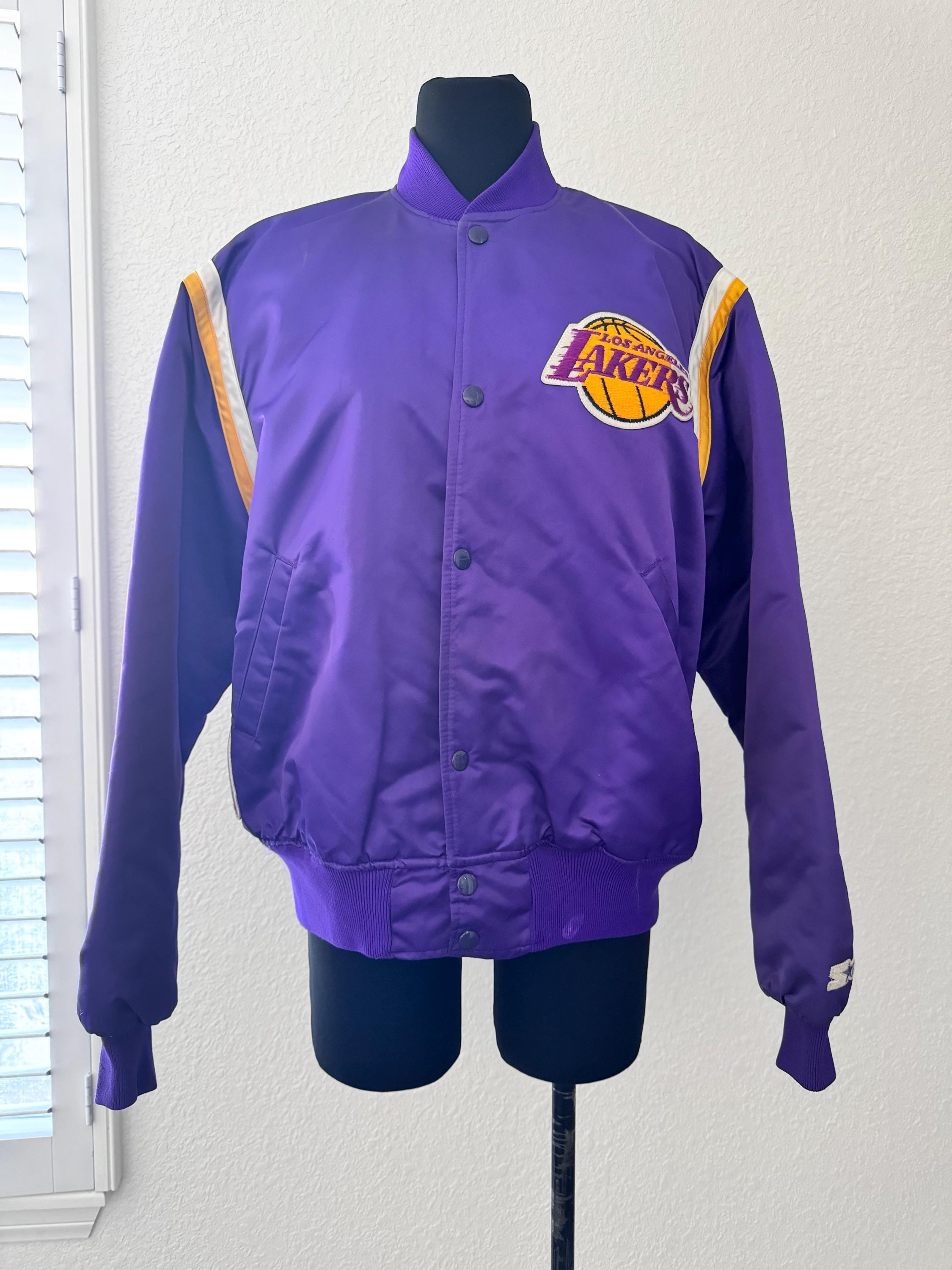 Blouson Bomber Satin Vintage Chalk Line – LA Lakers – Années 90 – Taille M – USA