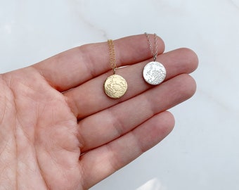 Winzige Vollmond-Halskette aus Sterlingsilber oder Gold-Vermeil, Mondanhänger aus Silber oder Gold, Geschenk für Sie