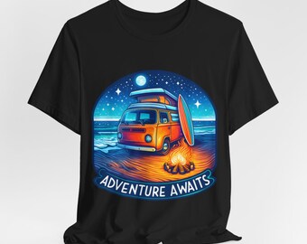 Adventure Awaits Camping camiseta, regalo perfecto para campistas y nómadas digitales, camiseta gráfica suave orgánica unisex, camiseta divertida y elegante
