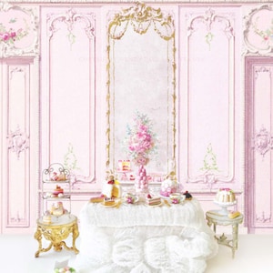 Könnte beinhalten: Ein Miniatur-Wandpaneel eines französischen Schlosses in zartem Rosa, mit aufwendigen architektonischen Details, floralen Akzenten und einem dekorativen Spiegel. Die Szene zeigt einen Tisch mit Miniatur-Desserts und einem mehrstöckigen Servierständer. Der Text unten lautet "FRENCH CHATEAU WALLPANEL FOR DOLLHOUSE MINIATURES."