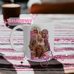 Könnte beinhalten: Eine weiße Keramiktasse mit einem pinkfarbenen und goldenen Design, das eine Collage von Bildern aus dem Film "High School Musical" zeigt. Die Tasse trägt den Text "Sharpay" und "The Princess tarot Mug".