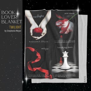 Twilight Book Blanket – Cozy Throw with Twilight Book Covers, Y2K Aesthetic Fleece Blanket, Vampire Romance Gift, Bookish Twilight Decor