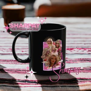 Könnte beinhalten: Schwarze Keramiktasse mit einem pinkfarbenen und weißen Design, das eine Collage von Bildern von Frauen mit dem Text "Sharpay The Princess" und "Shop!" auf der Tasse zeigt.