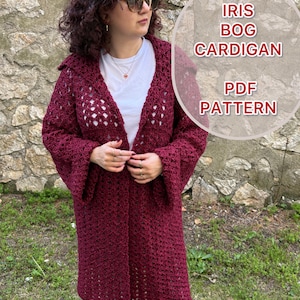 Pode incluir: Um cardigã de crochê bordô escuro, de manga comprida e frente aberta, com um padrão de pontos texturizados em forma de losangos repetidos. Uma sobreposição circular à direita exibe o texto: IRIS BOG CARDIGAN PDF PATTERN.