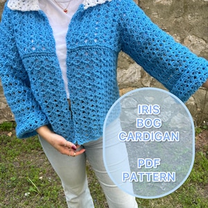 Pode incluir: Um cardigã de crochê azul brilhante com gola de crochê branca e design frontal aberto com um padrão de ponto texturizado. Uma sobreposição gráfica circular exibe o texto IRIS BOG CARDIGAN PDF PATTERN em letras brancas maiúsculas.