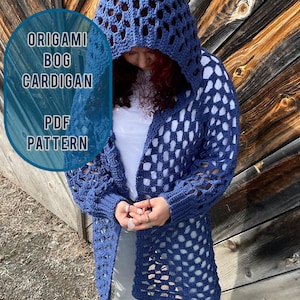 Könnte beinhalten: Ein blauer Häkelcardigan mit Kapuze und einem Lochmuster. Der Cardigan ist vorne offen und hat lange Ärmel. Der Text "ORIGAMI BOG CARDIGAN PDF PATTERN" ist auf dem Bild sichtbar.