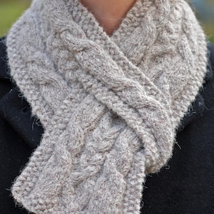 Szalik kablowy Hiawatha Pull-Through Cable Scarf - Wzór na robótkę na drutach