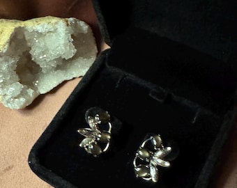 Pendientes trepadores vintage con cierre de rosca, diseño de hoja de zafiro estrellado negro triple, oro blanco macizo de 14 quilates.