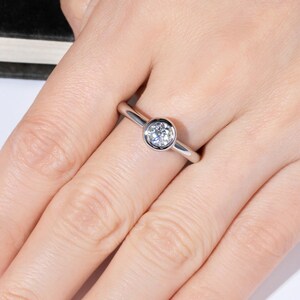 Eleganter Ring mit 18-Karat-Gold-Finish, 925er Silber, veredelt mit einem wunderschönen D-Color-Moissanit von 0,5 ct Bild 5