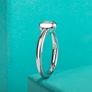Eleganter Ring mit 18-Karat-Gold-Finish, 925er Silber, veredelt mit einem wunderschönen D-Color-Moissanit von 0,5 ct Bild 4
