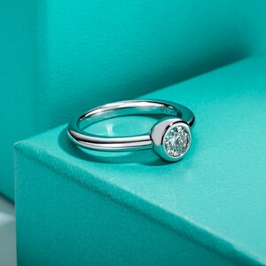 Eleganter Ring mit 18-Karat-Gold-Finish, 925er Silber, veredelt mit einem wunderschönen D-Color-Moissanit von 0,5 ct Bild 1