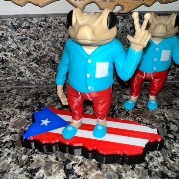 Figura decorativa del Sapo Concho y plataforma de bandera puertorriqueña en forma de la isla - Sapo Concho and Puerto Rico Flag Base