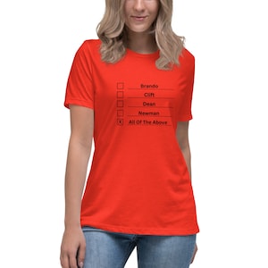 Può includere: T-shirt rosso acceso con testo nero. Il testo elenca quattro nomi: Brando, Clift, Dean e Newman, ciascuno con una casella di controllo. L'ultima opzione è "All Of The Above" con una "X" nella sua casella.