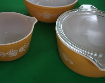 vintage PYREX brand 3 bowl set with 1 glass lid